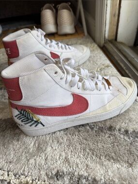 Nike Women high-Top Sneakers in Cream with Coral Swoosh Green Embroidery Blazers